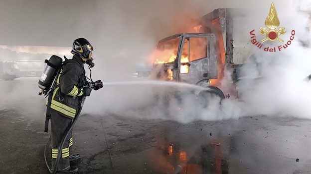 Borgo Ticino, in fiamme camion compattatore. Intervenuti i vigili del fuoco