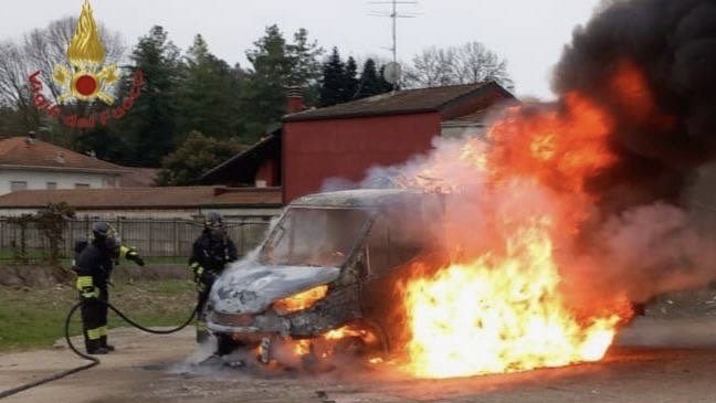 Borgo Ticino, compattatore di rifiuti in fiamme