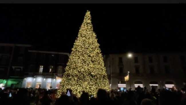 E' tempo di AroNatale 2024, si accendono le luminarie ed il grande albero