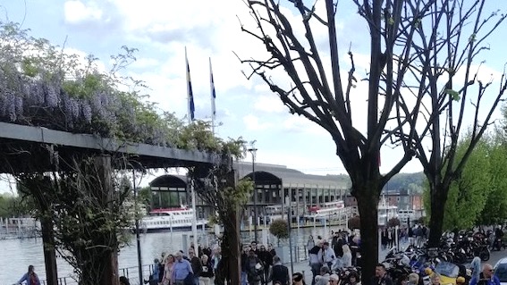 Arona, Pasquetta con turisti "mordi e fuggi"