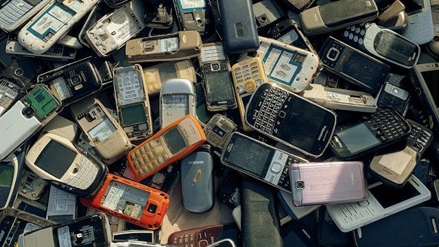 Oleggio Castello, "M'illumino di meno": raccolta di vecchi cellulari