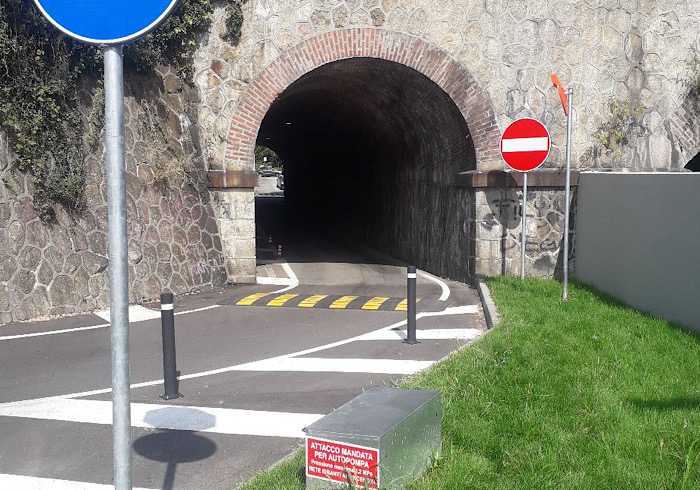 Arona: automobilista malmenato da un gruppo di giovani 