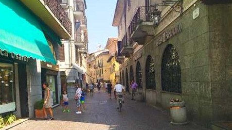 Arona, apertura negozi la sera: risposta fredda da parte degli esercizi commerciali