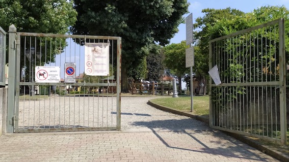 Marano Ticino, lavori al parco per l'installazione di un nuovo gioco