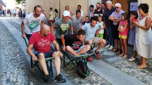 Miasino, successo per gli eventi della Pro Loco, fra cortili, carriole e cipolle. Foto