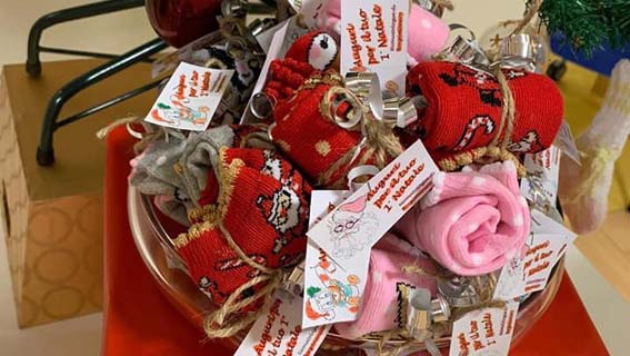 Ospedale di Borgomanero: infermiere di Pediatria regalano babbucce natalizie ai nuovi nati