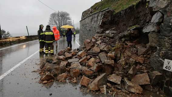 Cedimento di un muro sulla sp229. Foto