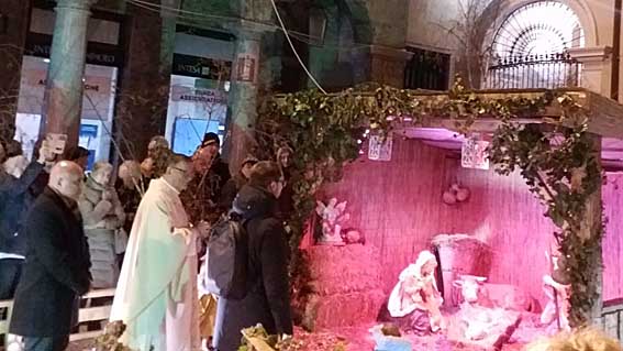 Borgomanero, collegiata gremita per la messa di Natale