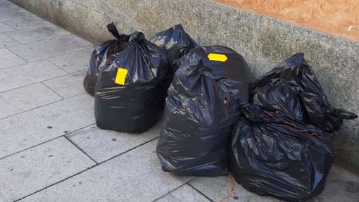 Borgomanero: ricomparsi i sacchi neri non conformi, sanzioni
