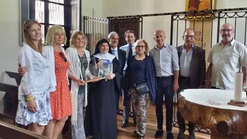 Rotary Orta San Giulio: donazione al laboratorio di restauro di tessuti antichi del monastero benedettino. Foto