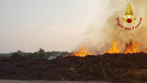 Ghemme, fiamme in un deposito di scarti di legname. Foto