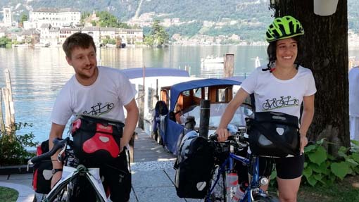 Orta, Arianna e Daniel partiti in bici per il viaggio di sensibilizzazione attraverso l'Europa. Foto e video