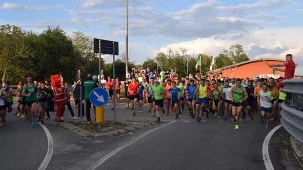 Borgomanero, in 700 alla "Quattro passi per la vita": vincono Guglielmetti e Niccolai