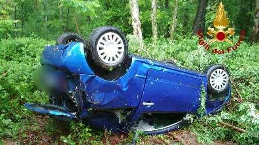 Cureggio, auto esce di strada: ferita una ragazza rimasta incastrata. Foto