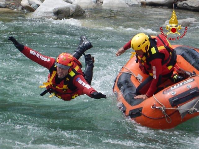 Romagnano Sesia: esercitazione dei vigili del fuoco nel fiume