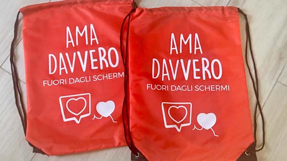 "Ama davvero, fuori dagli schemi", lo slogan di Borgomanero contro la violenza. Foto