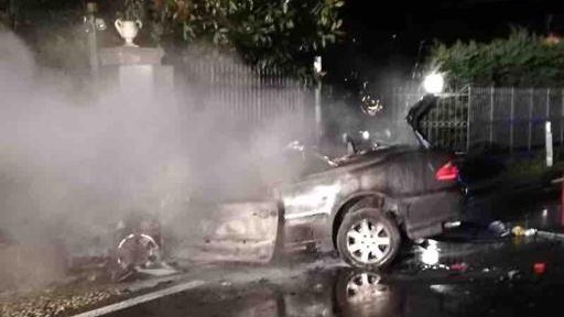 Orta, auto finisce contro un cancello e s'incendia