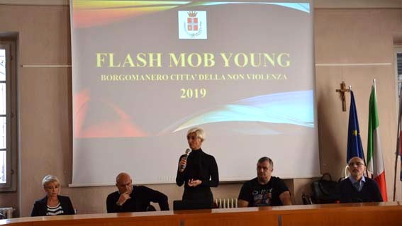 Lunedì a mezzogiorno studenti in piazza per il flash mob contro la violenza sulle donne