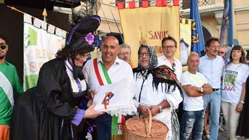 Aperta la Festa dell'Uva, attesa per il Palio degli asini