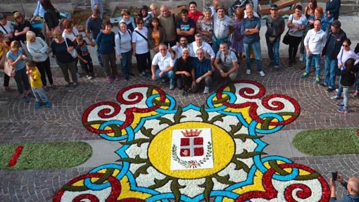 Fiori e colori per l'"Infiorata" a Borgomanero