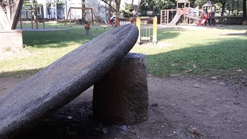 Parco di Villa Marazza: sistemato il grande tavolo in pietra spostato da ignoti