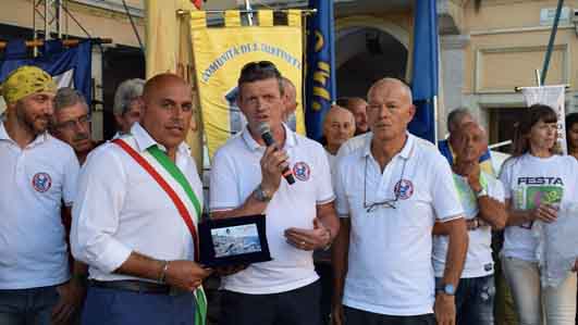 Cicloamatori Palzola: consegnata al sindaco Bossi una targa da Matera
