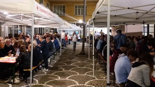 Festa dell'uva, tanta gente agli eventi di sabato: attesa per la sfilata dei carri. Foto