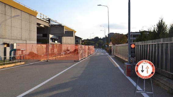 Borgomanero, senso unico alternato in via Caduti di Nassirya 