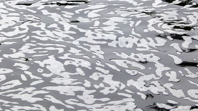 Schiuma sul lago d'Orta: Arpa conferma che si tratta di un fenomeno naturale