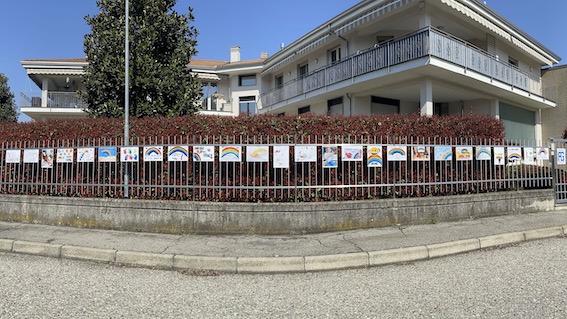 Grignasco: i disegni dei figli dei dipendenti sulla recinzione di una ditta