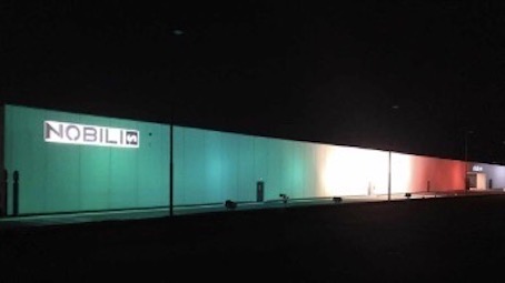 Suno, azienda illuminata con il tricolore