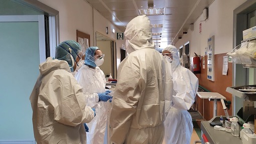  Borgomanero: i ragazzi del bar dell'oratorio hanno donato generi di conforto al personale dell'ospedale