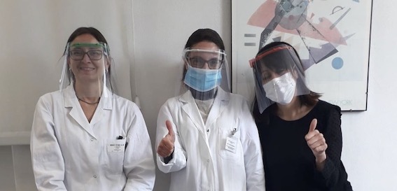  Infermiera francese dona visiere di protezione all'ospedale di Borgomanero