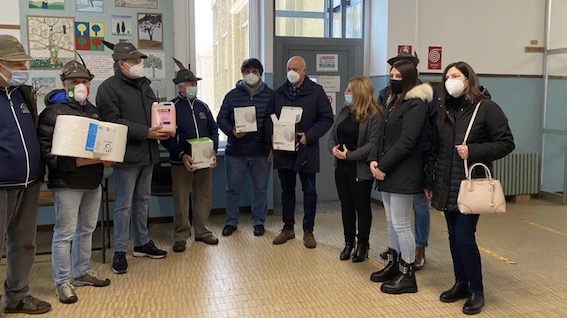 Gozzano: gli Alpini hanno donato materiale igienizzante e mascherine all'IC "Pascoli"