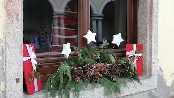 Ameno, paese addobbato a festa con i decori a maglia e all'uncinetto delle Tricottine. Foto