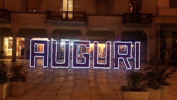 Borgomanero, completati gli allestimenti natalizi in città. Foto