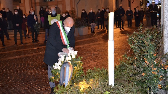 Tradizionale omaggio alla statua dell'Immacolata in piazza Martiri a Borgomanero