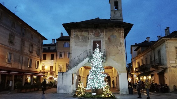 Orta San Giulio: atmosfera natalizia con le luminarie. Foto