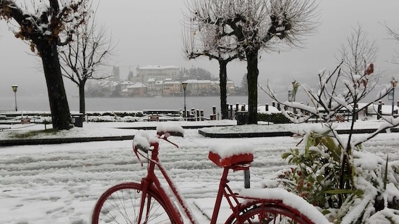 Orta sotto la neve. Foto