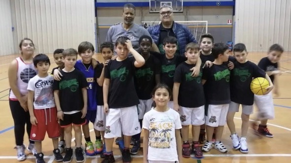 La leggenda del basket Charlie Yelverton con i MiniJacks di San Maurizio