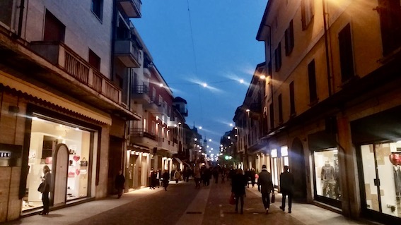 Borgomanero, nuove luci decorative sui corsi cittadini