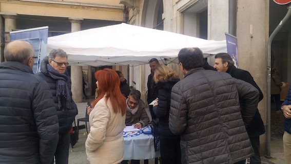 Borgomanero: anche oggi raccolta firme contro la chiusura della Polstrada di Borgomanero