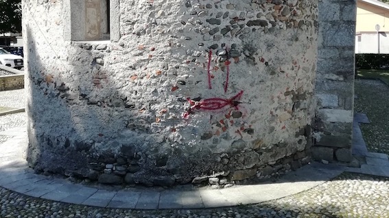  Borogmanero, imbrattato con lo spray il muro della chiesetta di San Leonardo