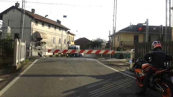 Suno, passaggi a livello chiusi per molto tempo per il guasto ad un treno