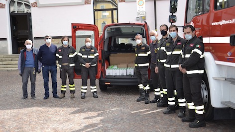 I vigili del fuoco donano generi alimentari all'Emporio Borgosolidale