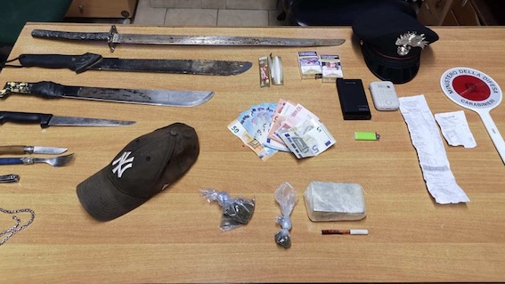 Ghemme, un arresto per spaccio nei boschi. Oltre alla droga trovati anche machete, una katana e coltelli