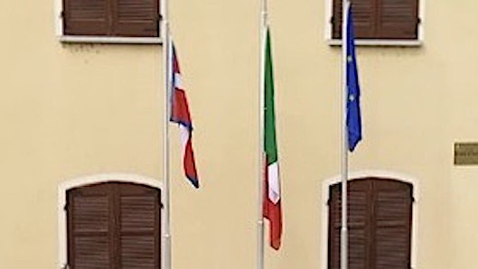 A Fontaneto d'Agogna già bandiere a mezz'asta