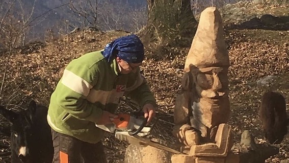 Armeno, motosega e legno: così nascono le opere di Marco Vecchi. Foto