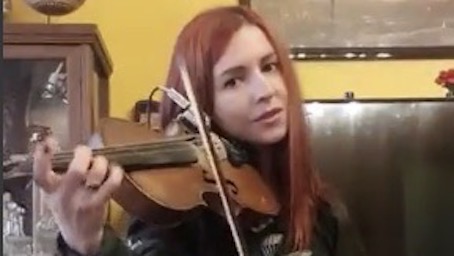 Cavaglio d'Agogna: concerti su Facebook di una giovane violinista