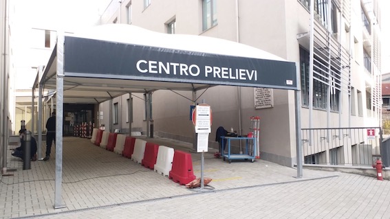 Borgomanero: tendone collocato all'ingresso del centro prelievi